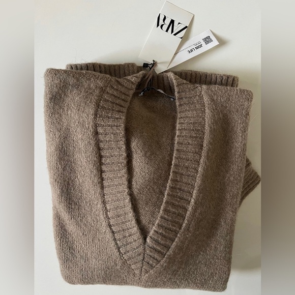 Zara OVERSIZED V-NECKLINE KNIT SWEATER - Picture 2 of 11